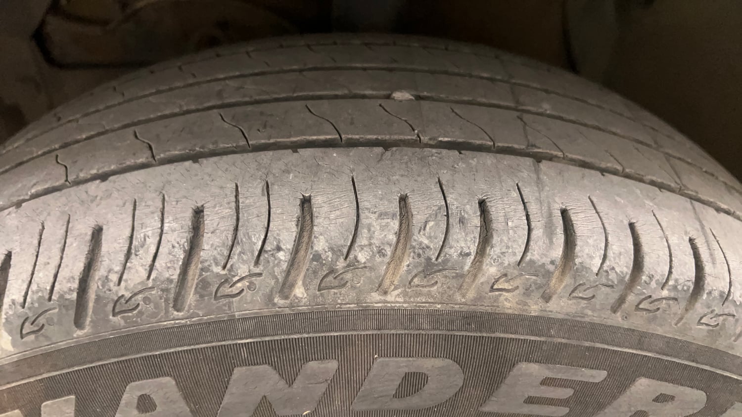 Used 2022 Maruti Suzuki Vitara Brezza VXi AT SHVS Petrol Automatic tyres LEFT FRONT TYRE TREAD VIEW