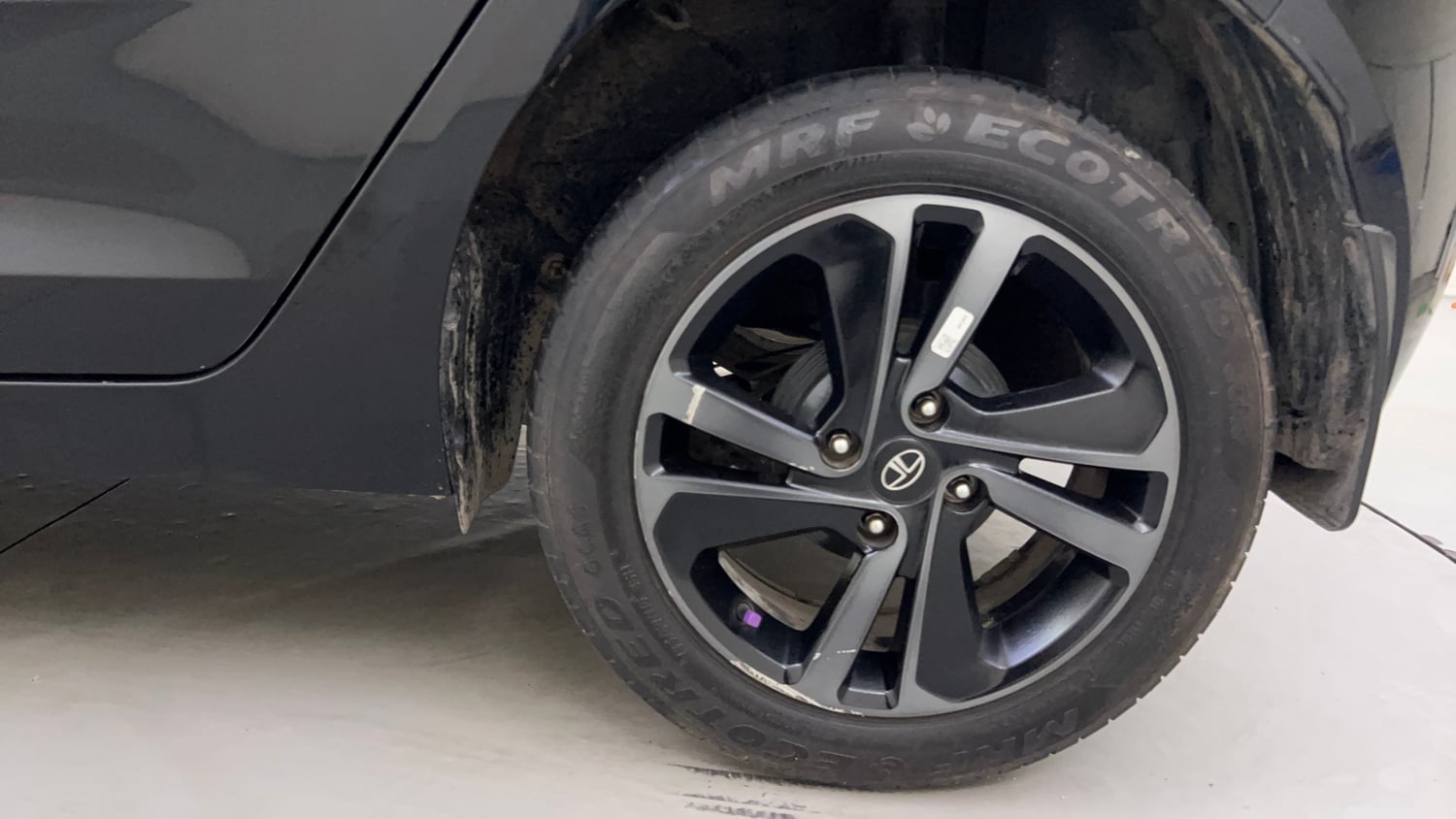 Used 2023 Tata Altroz XZA Plus Petrol Dark Edtion Petrol Automatic tyres LEFT REAR TYRE RIM VIEW