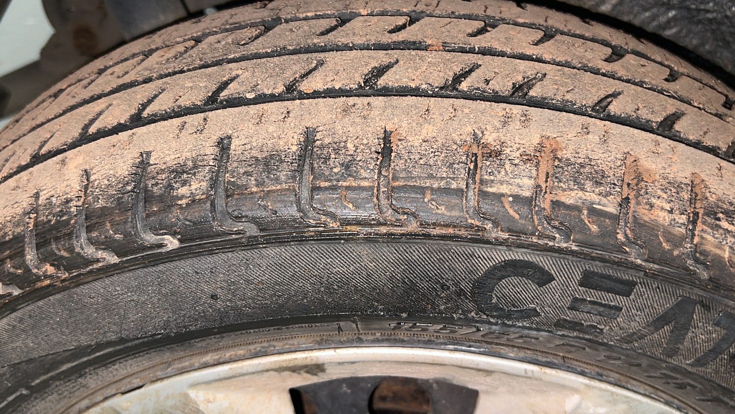 Used 2018 Maruti Suzuki Wagon R 1.0 VXI AMT Petrol Automatic tyres RIGHT REAR TYRE TREAD VIEW