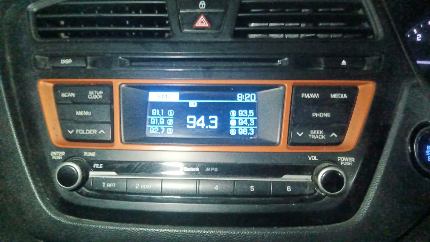 Used 2015 Hyundai i20 Active 1.4 SX Diesel Manual top_features Integrated (in-dash) music system