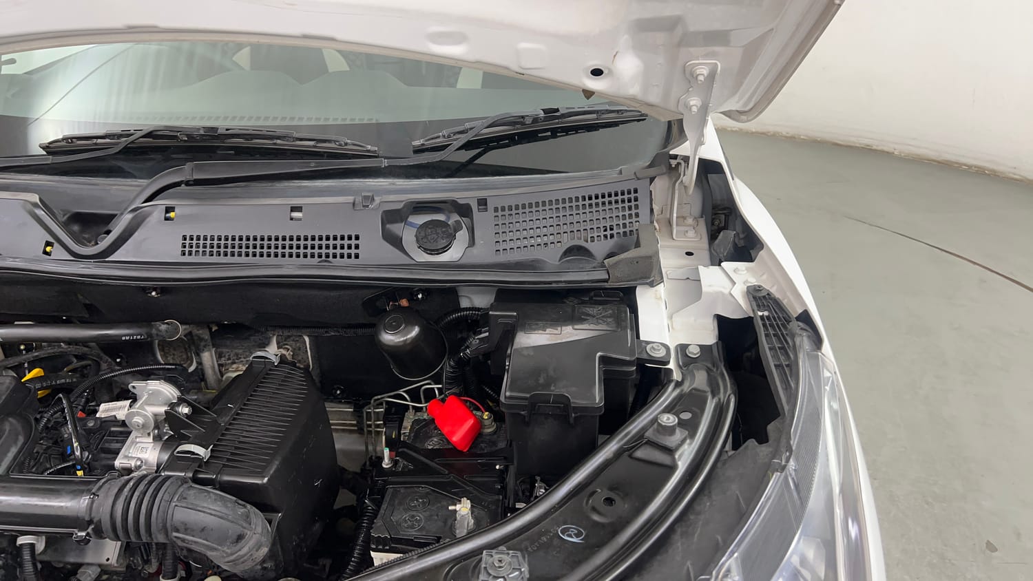 Used 2025 Nissan Magnite Visia B4D 1.0 Petrol MT Petrol Manual engine ENGINE LEFT SIDE HINGE & APRON VIEW