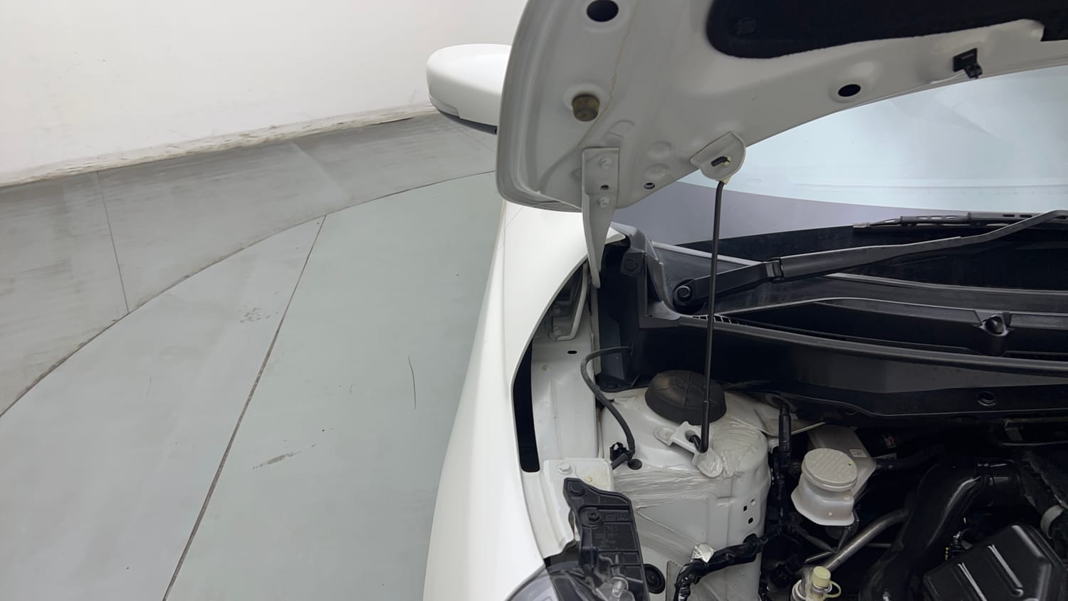 Used 2025 Maruti Suzuki Swift VXi Petrol Manual engine ENGINE RIGHT SIDE HINGE & APRON VIEW