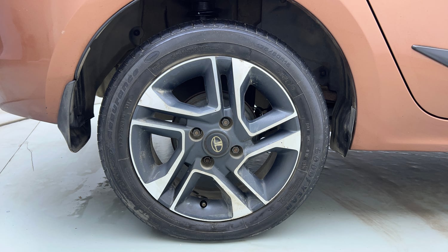 Used 2018 Tata Tigor Revotron XZA Petrol Automatic tyres RIGHT REAR TYRE RIM VIEW