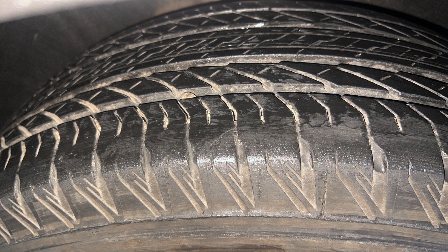 Used 2024 Mahindra XUV700 AX7 Luxury Pack Petrol 7 STR Blaze Editon AT Petrol Automatic tyres RIGHT REAR TYRE TREAD VIEW