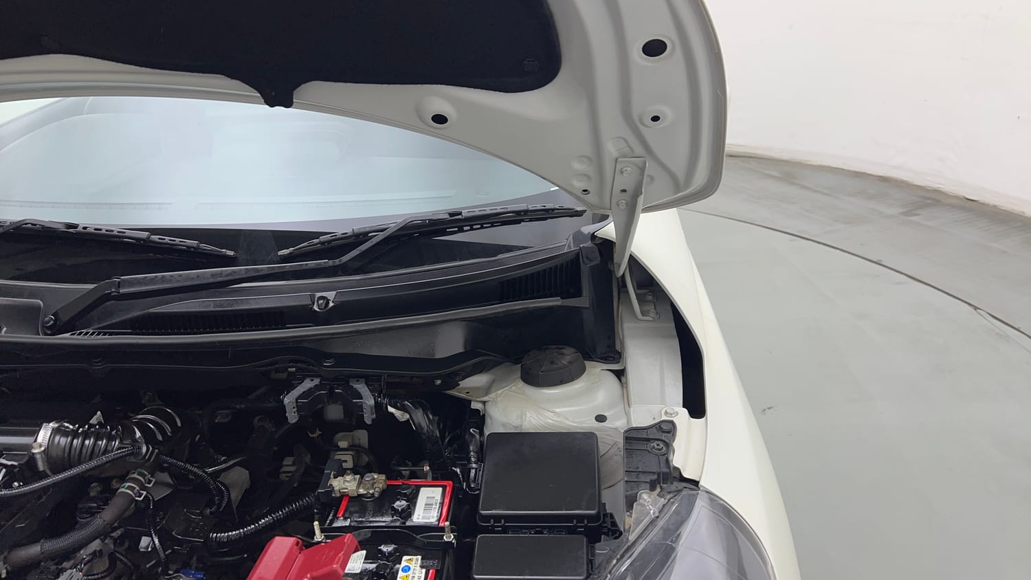 Used 2025 Maruti Suzuki Swift VXi Petrol Manual engine ENGINE LEFT SIDE HINGE & APRON VIEW