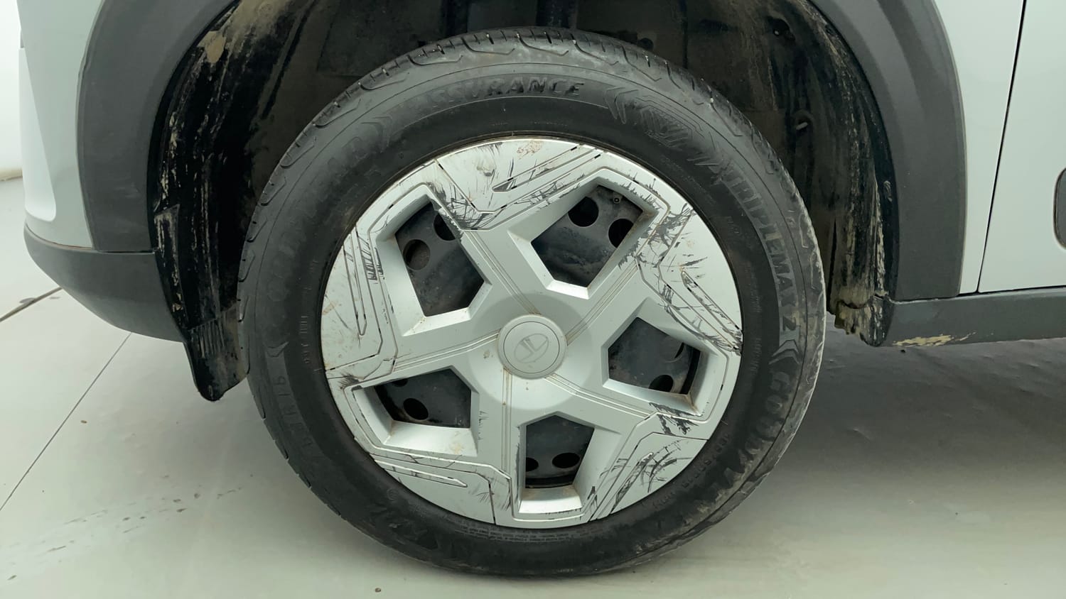 Used 2024 Tata Nexon Pure 1.2 Revotron Petrol 6MT Petrol Manual tyres LEFT FRONT TYRE RIM VIEW