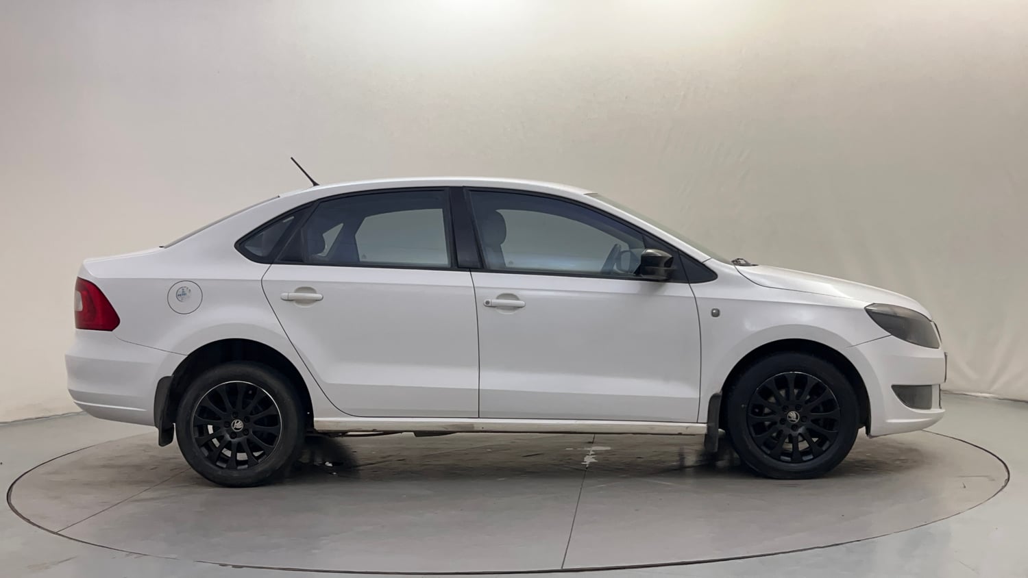 Used 2015 Skoda Rapid 1.6 MPI Elegance Plus Petrol Manual exterior RIGHT SIDE VIEW