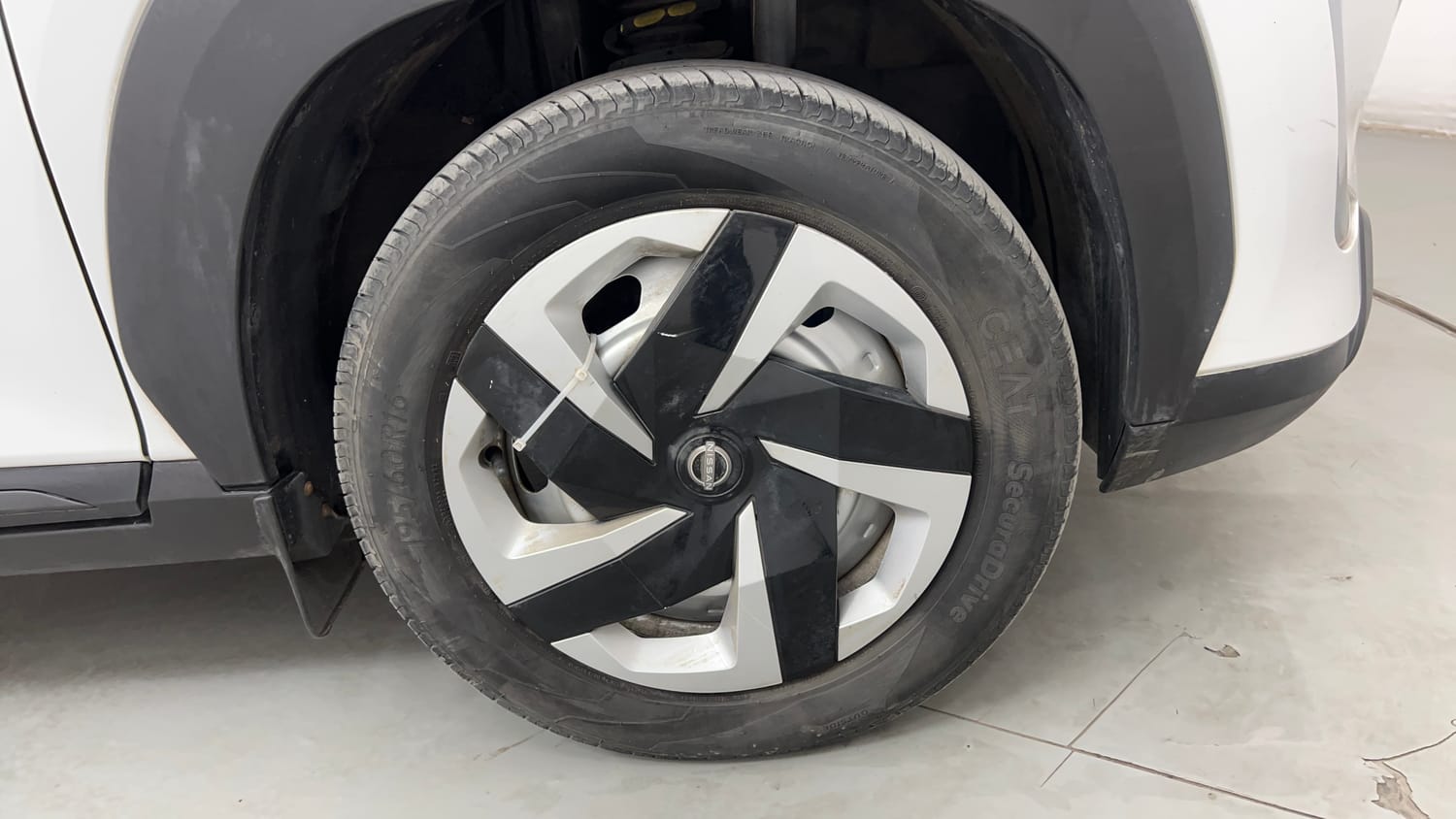 Used 2025 Nissan Magnite Visia B4D 1.0 Petrol MT Petrol Manual tyres RIGHT FRONT TYRE RIM VIEW