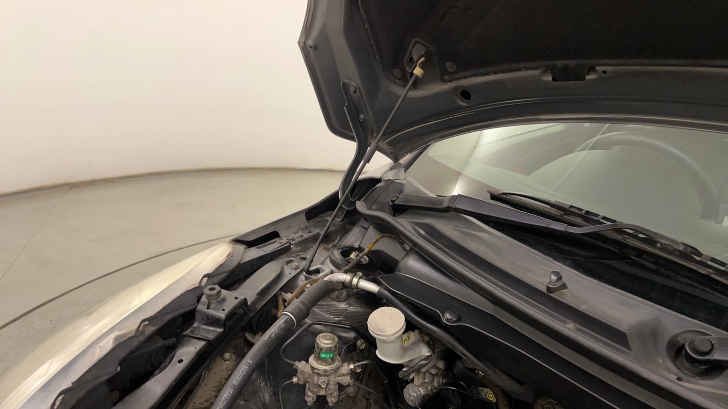 Used 2012 Maruti Suzuki Swift VXi Petrol Manual engine ENGINE RIGHT SIDE HINGE & APRON VIEW