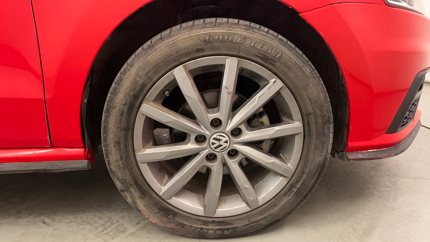 Used 2022 Volkswagen Polo Highline Plus 1.0L TSI Petrol Manual tyres RIGHT FRONT TYRE RIM VIEW