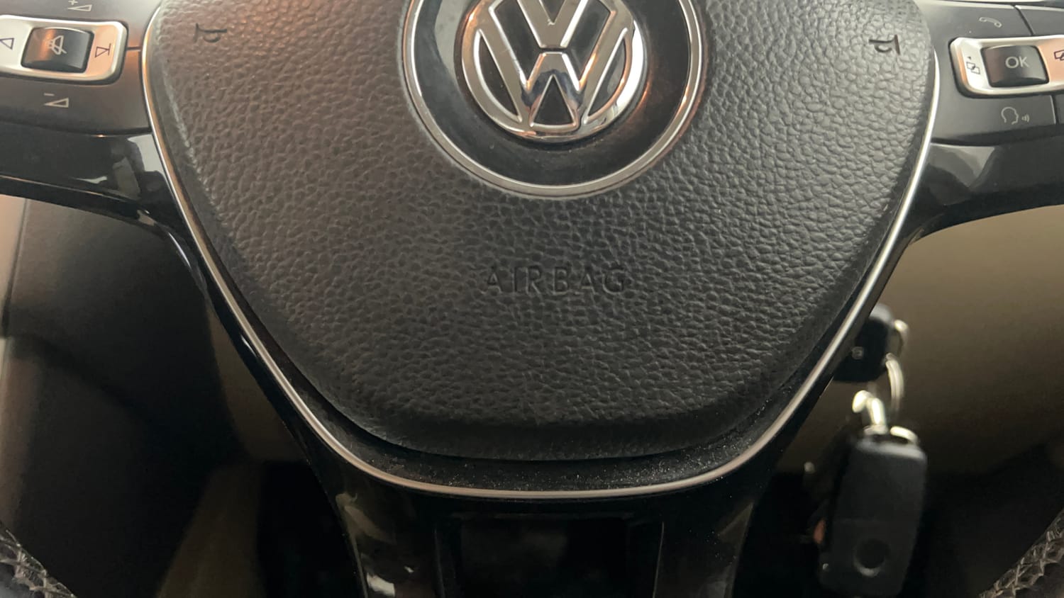 Used 2017 Volkswagen Vento Highline Plus 1.2 (P) AT 16 Alloy Petrol Automatic top_features Airbags