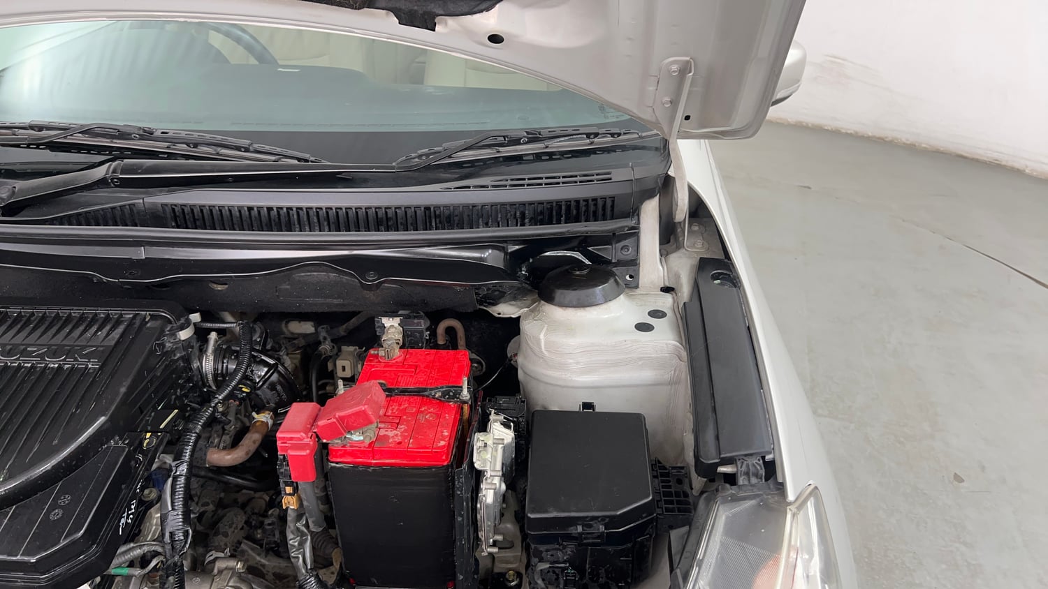Used 2017 Maruti Suzuki Ciaz Zeta 1.4 MT Petrol Manual engine ENGINE LEFT SIDE HINGE & APRON VIEW