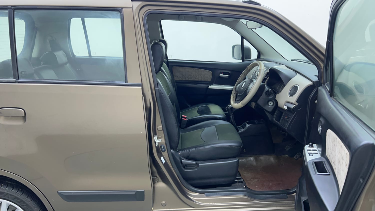 Used 2013 Maruti Suzuki Wagon R VXI Petrol Manual interior RIGHT SIDE FRONT DOOR CABIN VIEW