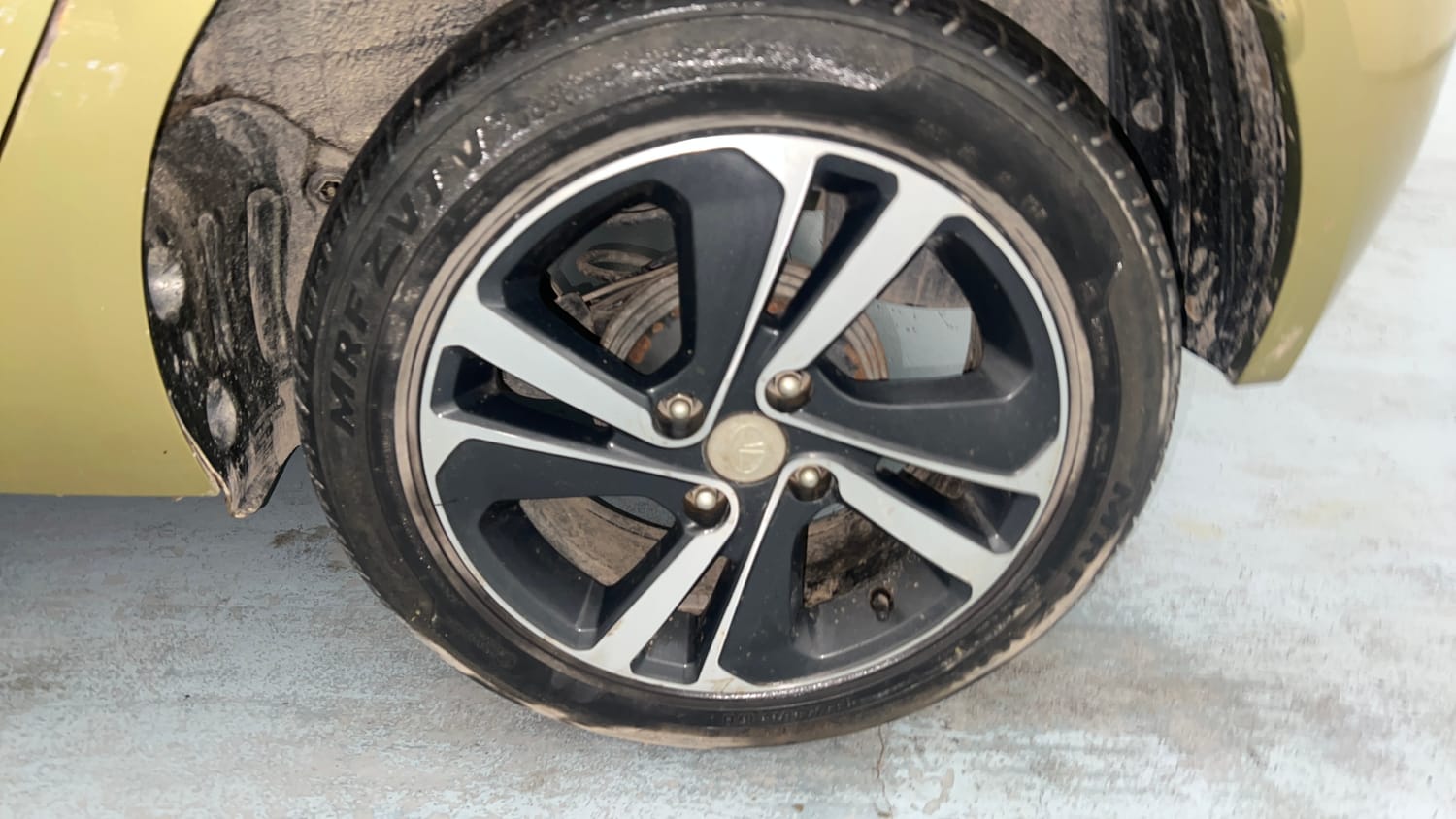 Used 2020 Tata Altroz XZ (O) Petrol Petrol Manual tyres LEFT REAR TYRE RIM VIEW