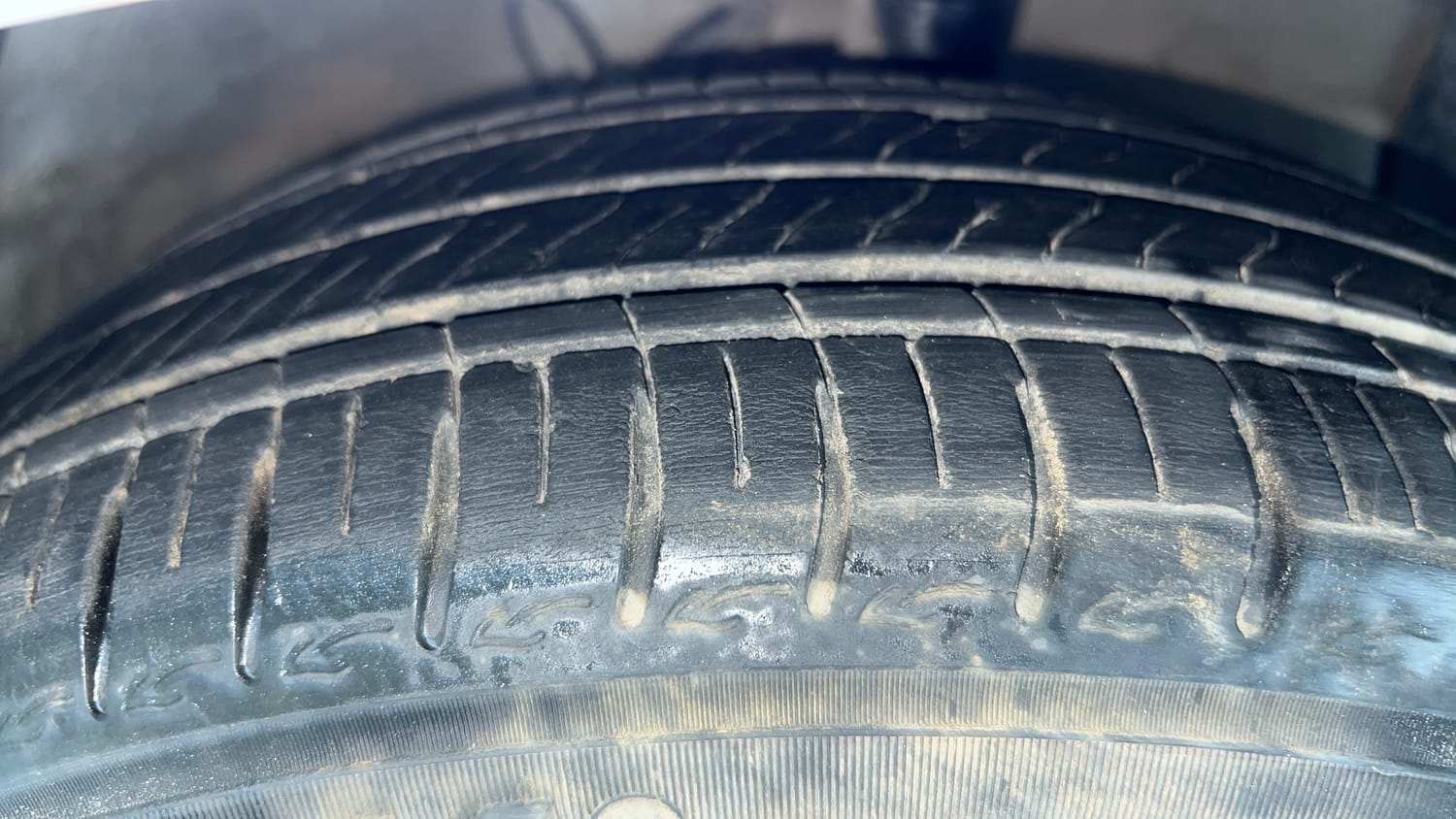 Used 2024 Hyundai Aura SX Plus 1.2 AMT Petrol Petrol Automatic tyres RIGHT FRONT TYRE TREAD VIEW