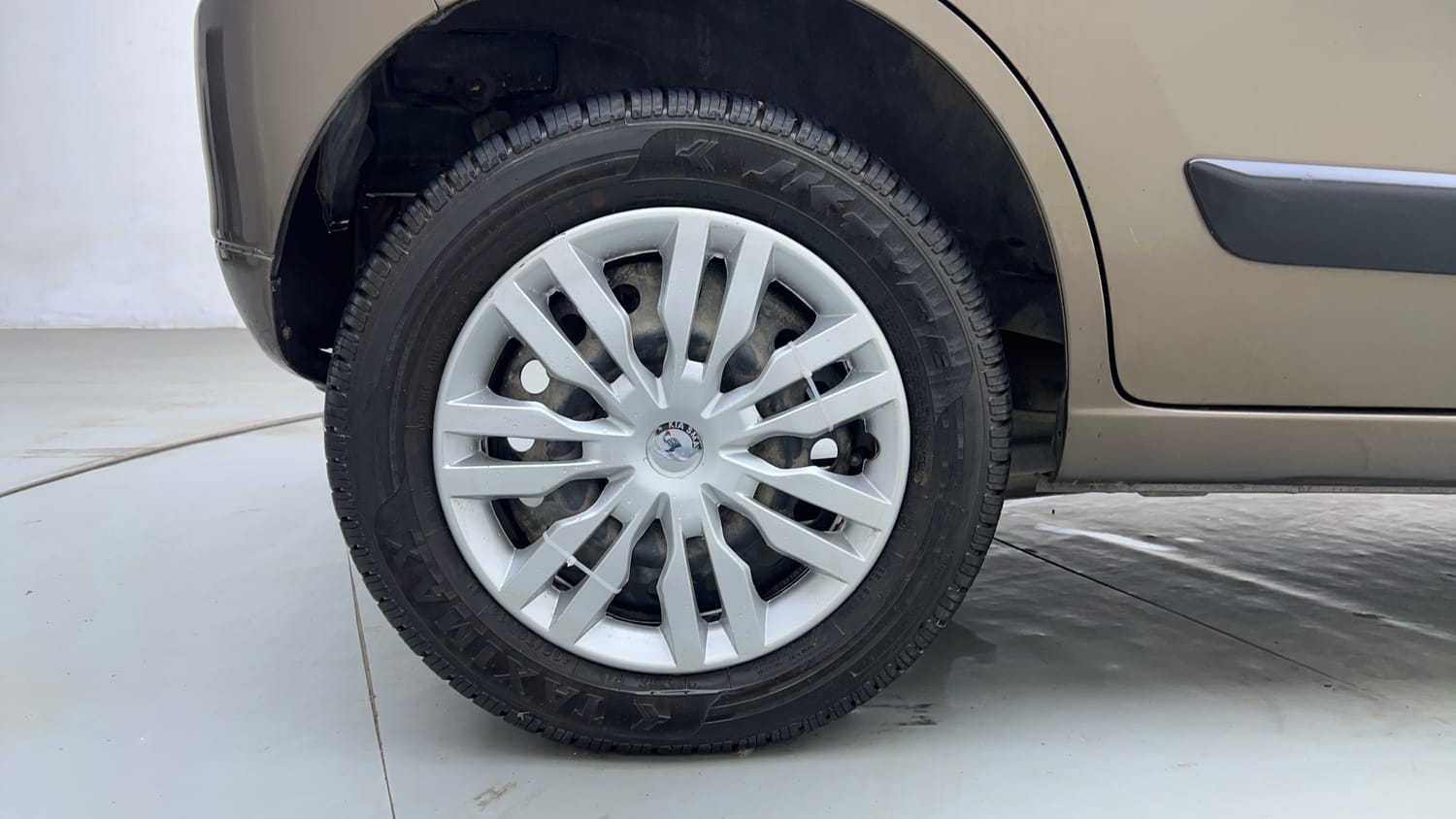 Used 2013 Maruti Suzuki Wagon R VXI Petrol Manual tyres RIGHT REAR TYRE RIM VIEW