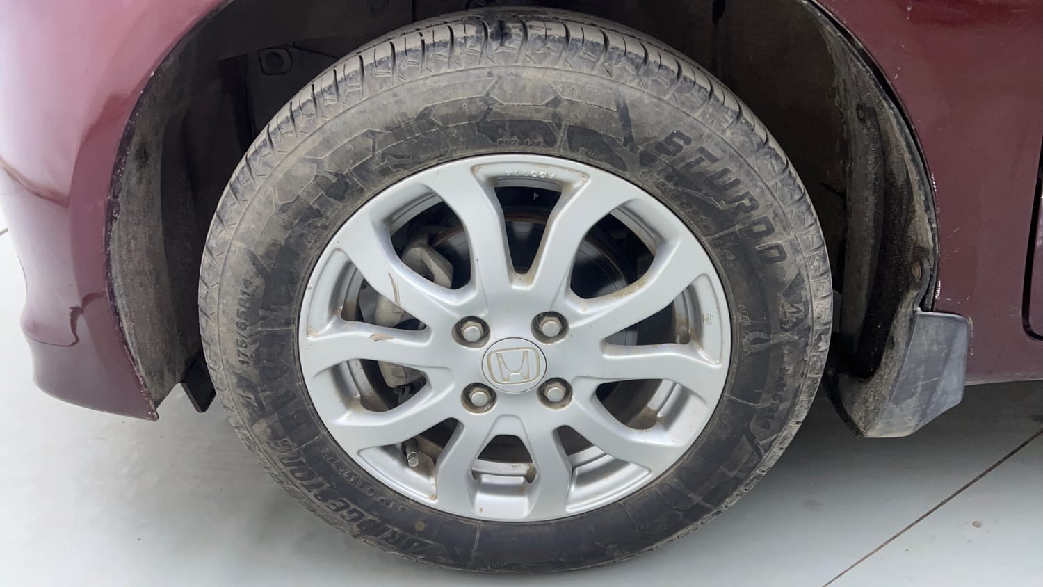 Used 2015 Honda Amaze 1.2 VX  (O)  i-VTEC Petrol Manual tyres LEFT FRONT TYRE RIM VIEW