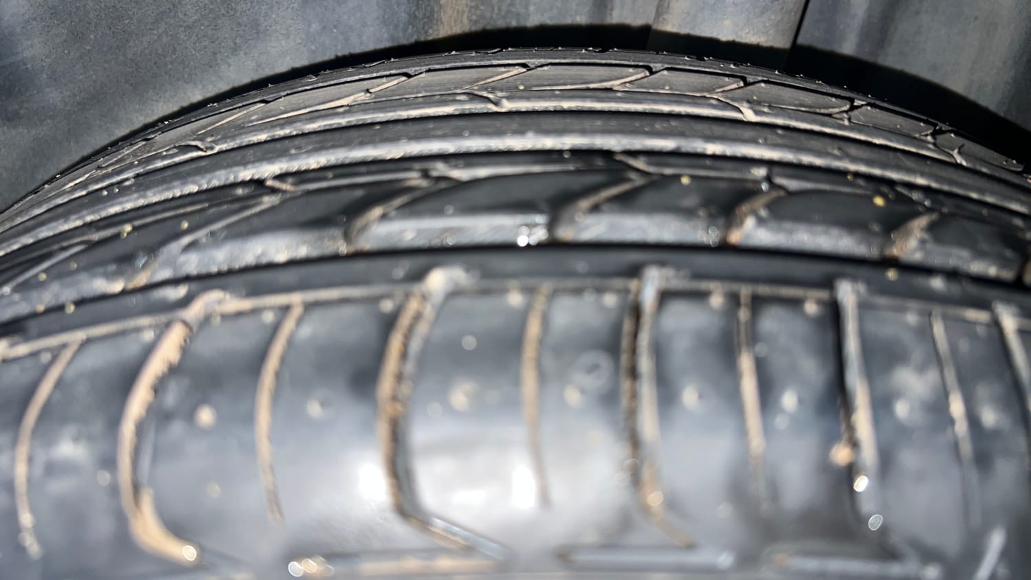Used 2016 Volkswagen Vento Highline Petrol AT Petrol Automatic tyres LEFT REAR TYRE TREAD VIEW