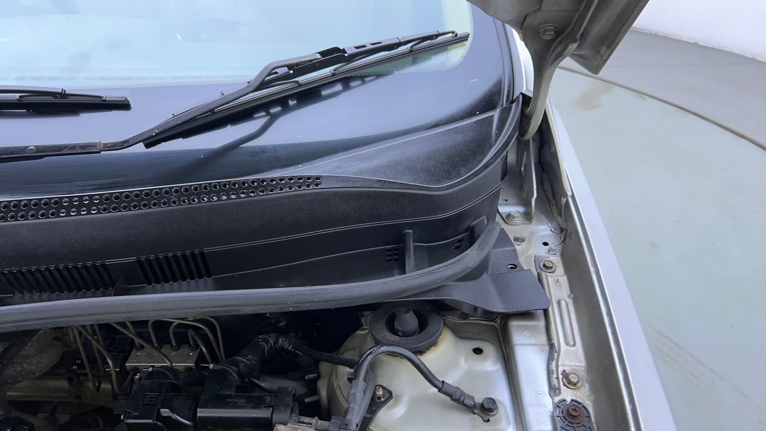 Used 2013 Hyundai Verna Fluidic 1.6 VTVT SX AT Petrol Automatic engine ENGINE LEFT SIDE HINGE & APRON VIEW