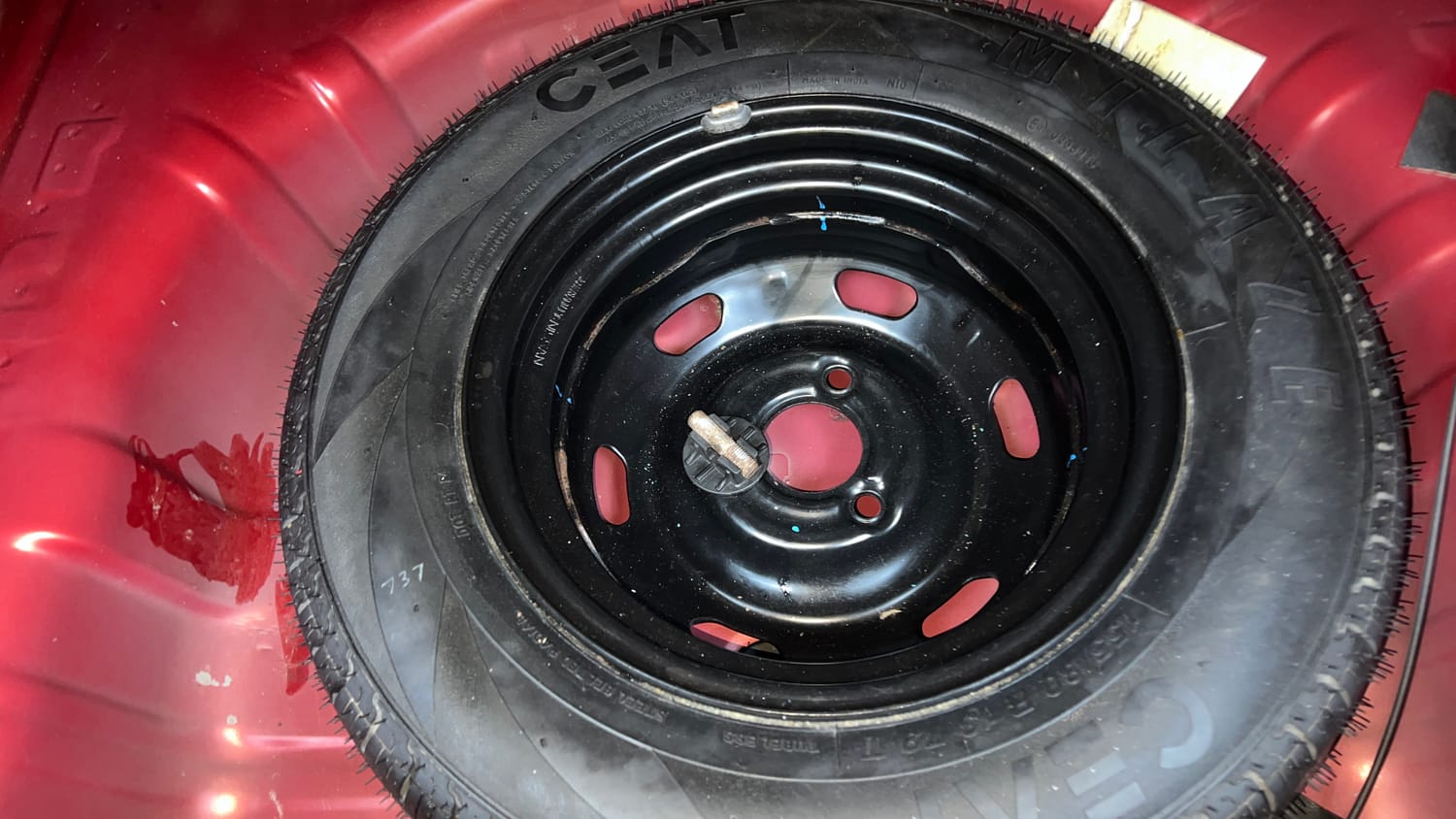 Used 2019 Renault Kwid RXT (O) 1.0 SCE Edition Petrol Manual tyres SPARE TYRE VIEW