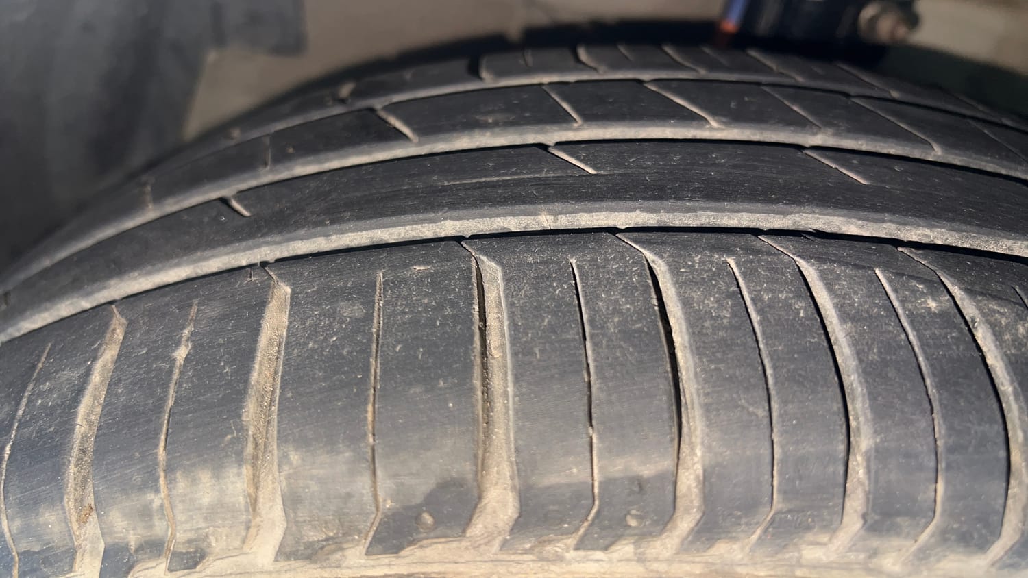 Used 2016 Maruti Suzuki Ciaz VXi+ AT Petrol Automatic tyres LEFT FRONT TYRE TREAD VIEW