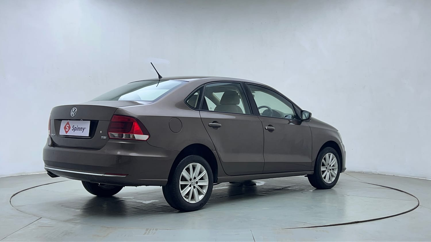 Used 2016 Volkswagen Vento Highline Petrol AT Petrol Automatic exterior RIGHT REAR CORNER VIEW