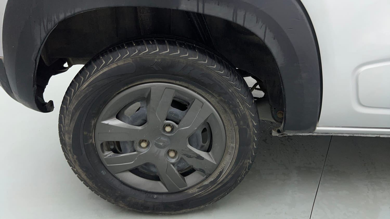 Used 2020 Renault Kwid 1.0 RXT AMT Opt Petrol Automatic tyres RIGHT REAR TYRE RIM VIEW