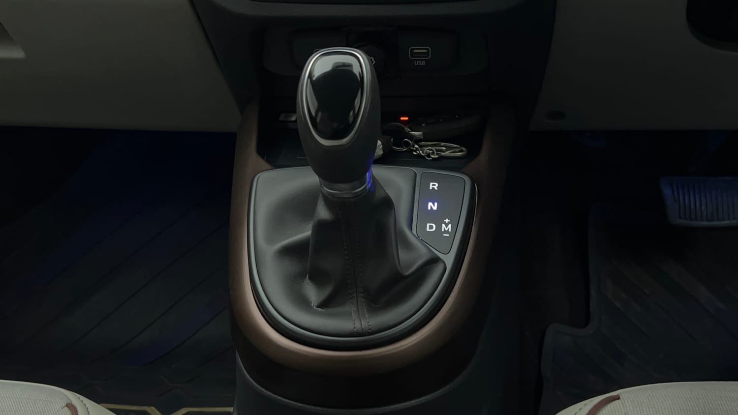 Used 2024 Hyundai Aura SX Plus 1.2 AMT Petrol Petrol Automatic interior GEAR  KNOB VIEW