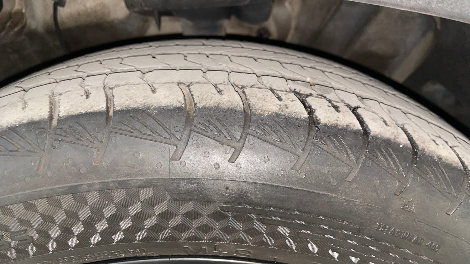 Used 2021 Hyundai Alcazar Platinum (O) 6 STR 2.0 Petrol AT Petrol Automatic tyres RIGHT FRONT TYRE TREAD VIEW