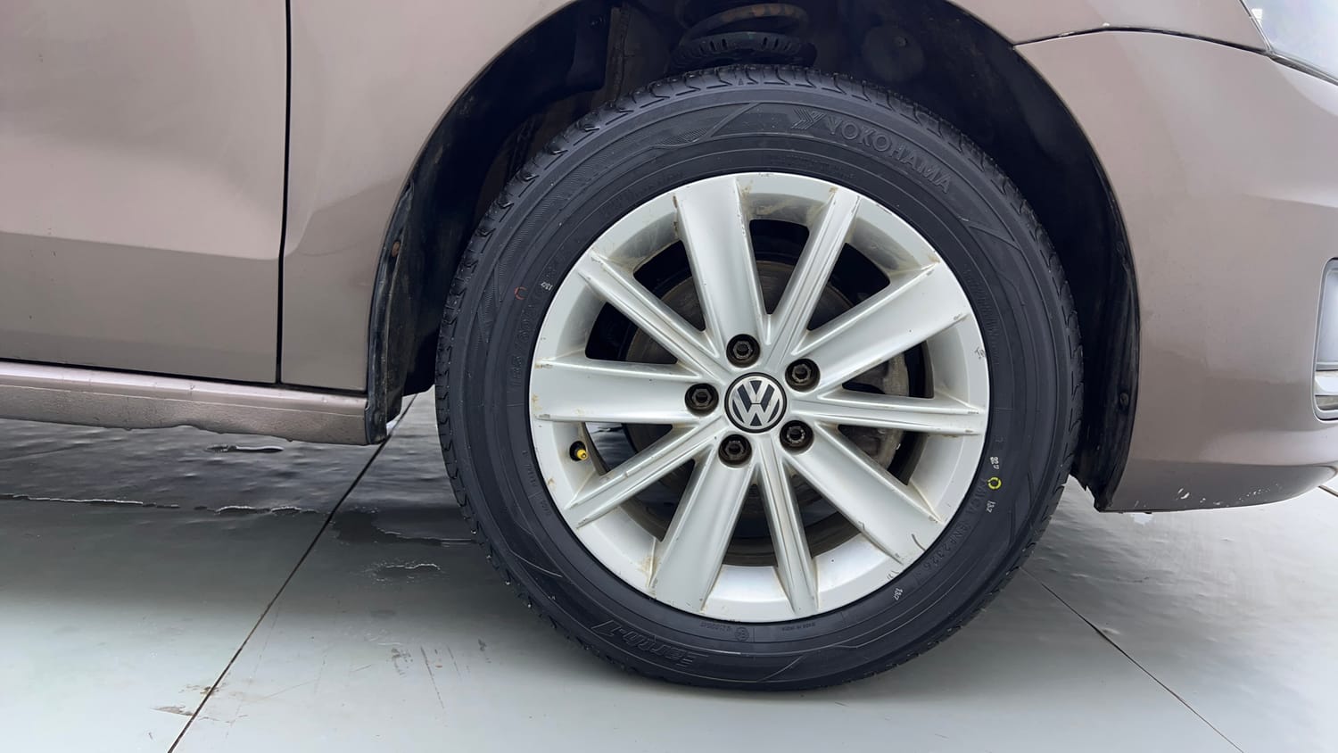 Used 2016 Volkswagen Vento Highline Petrol AT Petrol Automatic tyres RIGHT FRONT TYRE RIM VIEW