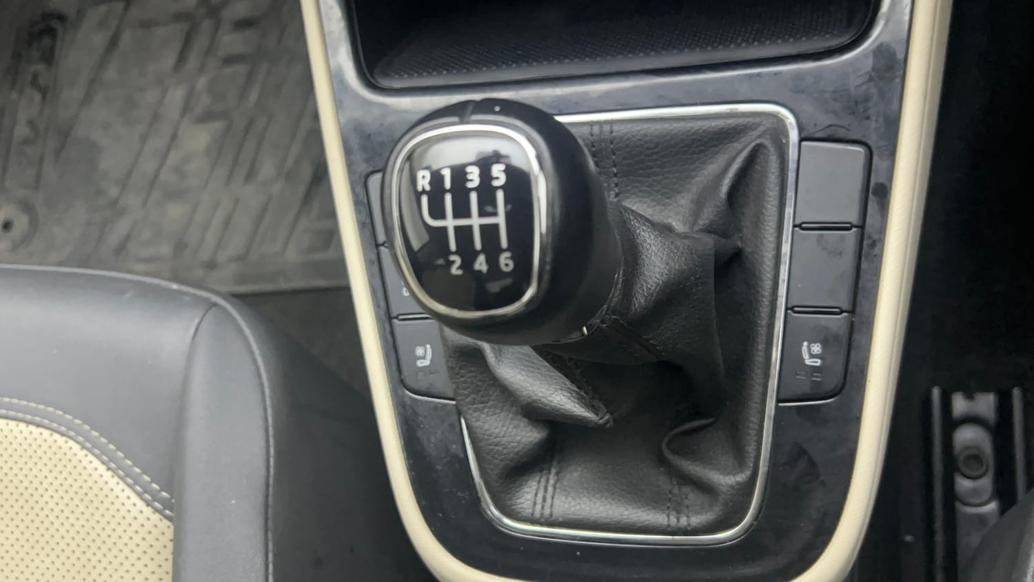 Used 2023 Skoda Slavia Style 1.0L TSI MT Petrol Manual interior GEAR  KNOB VIEW