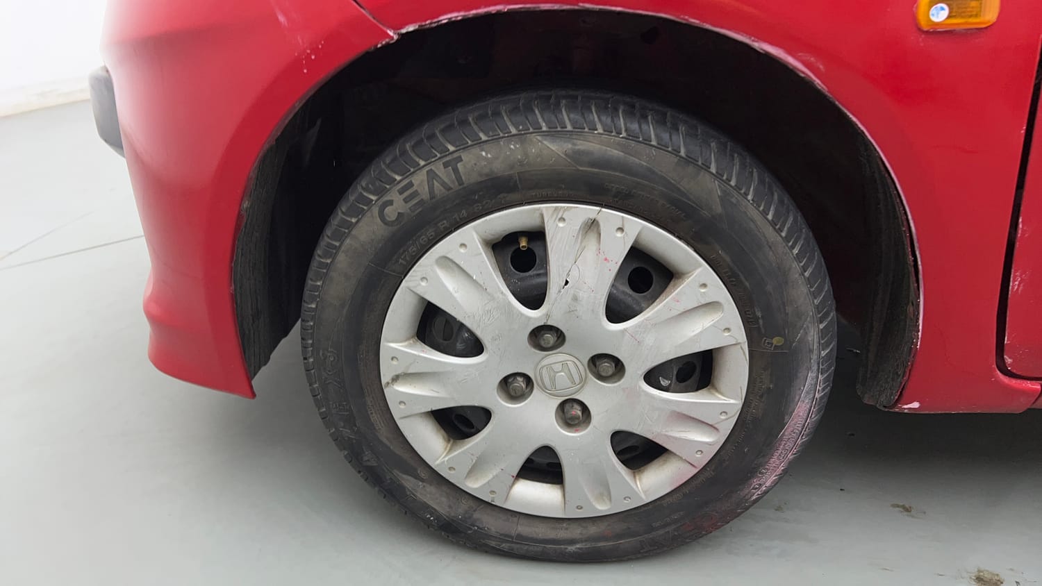 Used 2013 Honda Brio S MT Petrol Manual tyres LEFT FRONT TYRE RIM VIEW