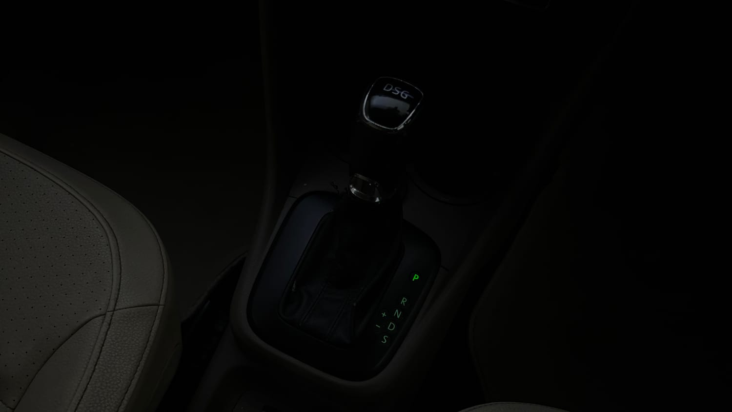 Used 2016 Skoda Rapid 1.5 TDI CR Style Plus AT Diesel Automatic interior GEAR  KNOB VIEW