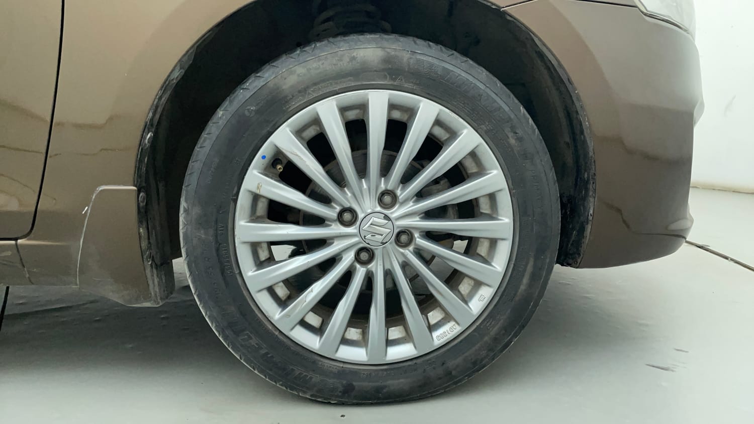 Used 2017 Maruti Suzuki Ciaz Alpha 1.3 Hybrid Diesel Manual tyres RIGHT FRONT TYRE RIM VIEW