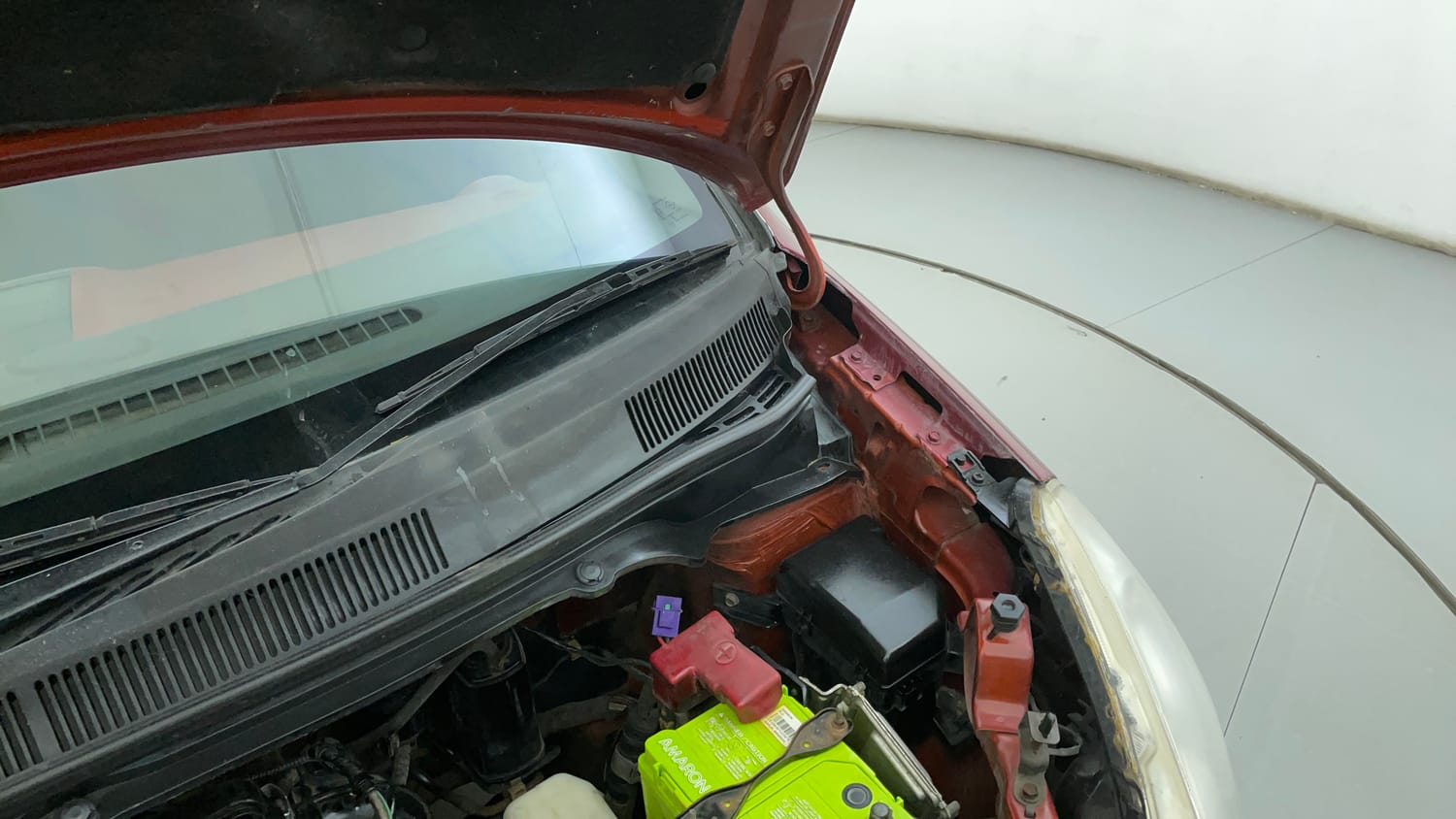 Used 2013 Maruti Suzuki Ritz Vxi BS-IV Petrol Manual engine ENGINE LEFT SIDE HINGE & APRON VIEW