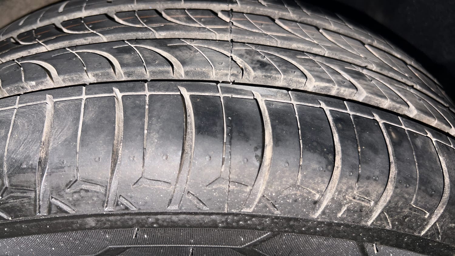 Used 2016 Skoda Rapid 1.5 TDI CR Style Plus AT Diesel Automatic tyres LEFT REAR TYRE TREAD VIEW