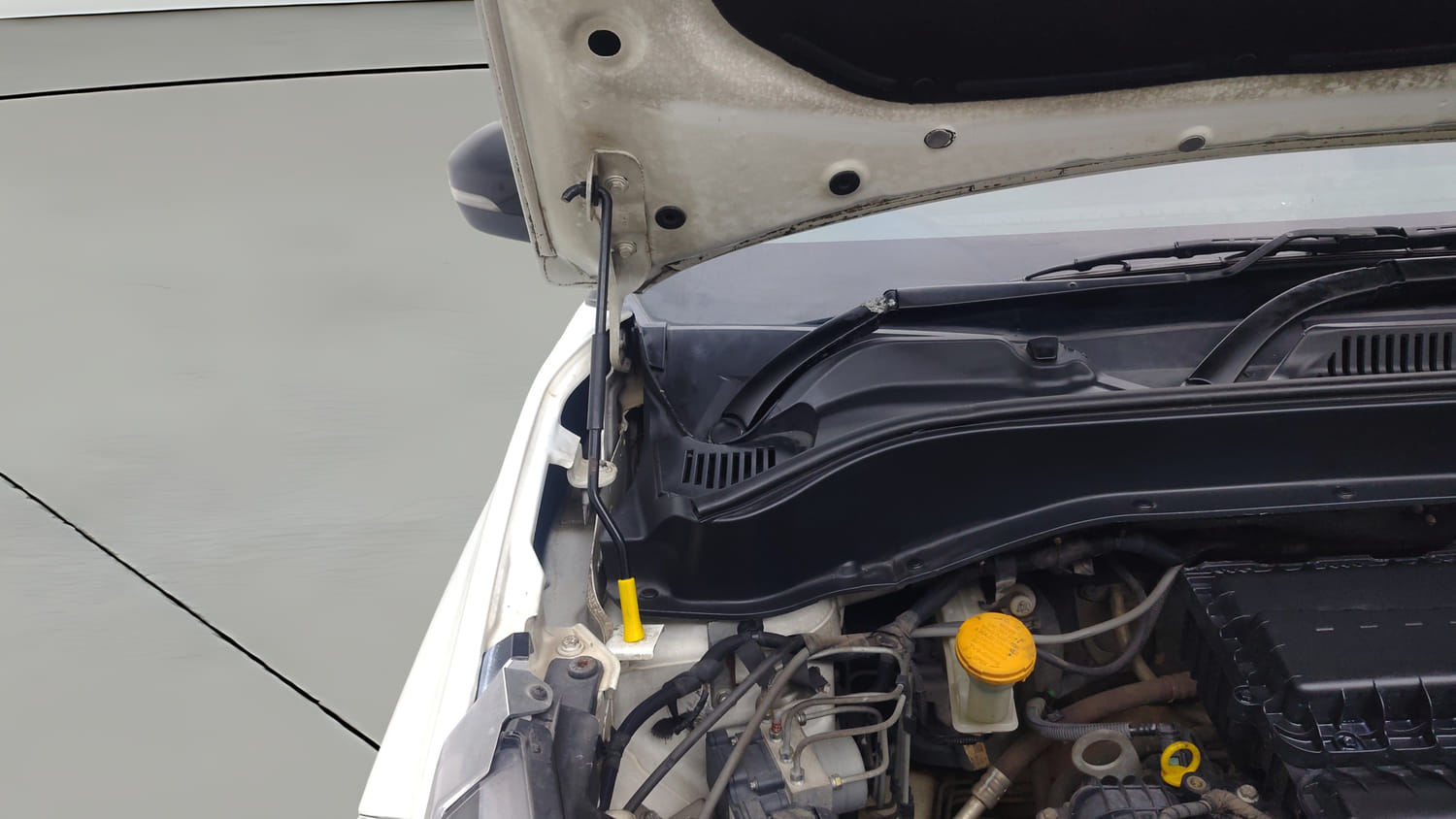 Used 2022 Tata Punch Creative Dual Tone Petrol Manual engine ENGINE RIGHT SIDE HINGE & APRON VIEW