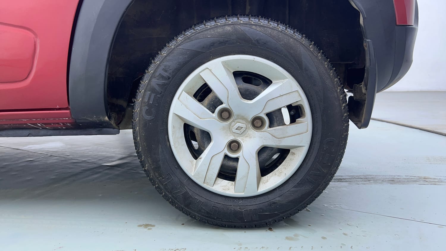 Used 2019 Renault Kwid RXT (O) 1.0 SCE Edition Petrol Manual tyres LEFT REAR TYRE RIM VIEW