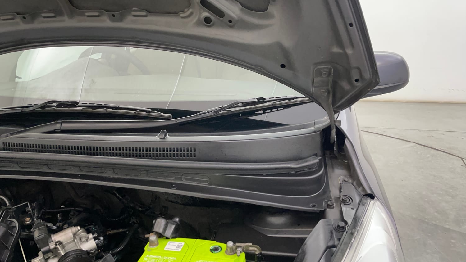 Used 2016 Hyundai i10 Sportz 1.1 iRDE2 Petrol Manual engine ENGINE LEFT SIDE HINGE & APRON VIEW