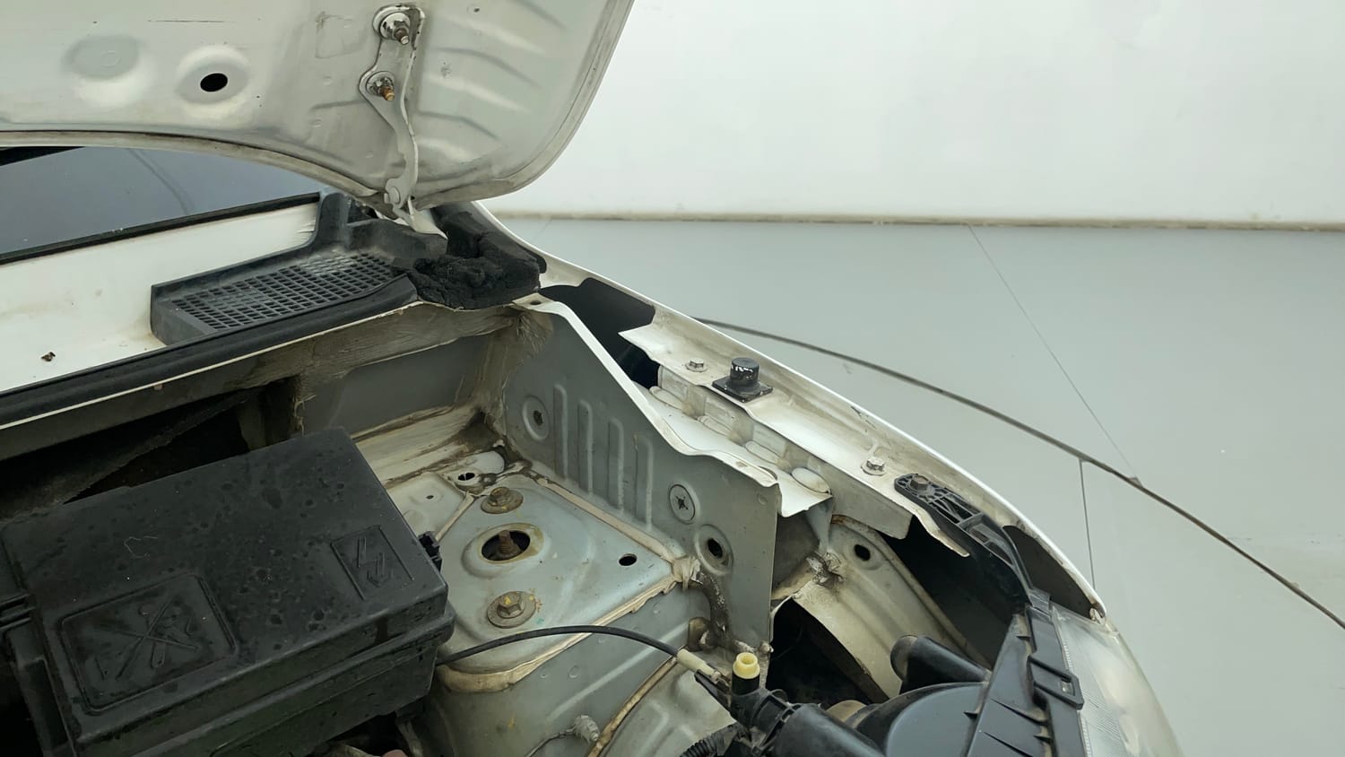 Used 2016 Renault Kwid RXT Petrol Manual engine ENGINE LEFT SIDE HINGE & APRON VIEW