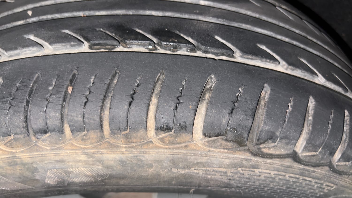 Used 2018 Ford EcoSport Titanium 1.5L Ti-VCT Petrol Manual tyres LEFT REAR TYRE TREAD VIEW