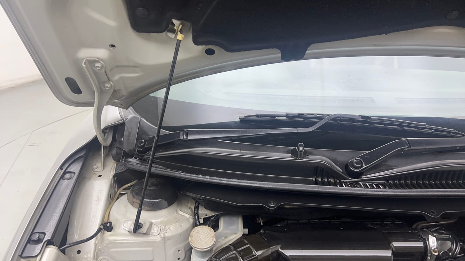Used 2018 Maruti Suzuki Baleno Zeta 1.2 Petrol Manual engine ENGINE RIGHT SIDE HINGE & APRON VIEW