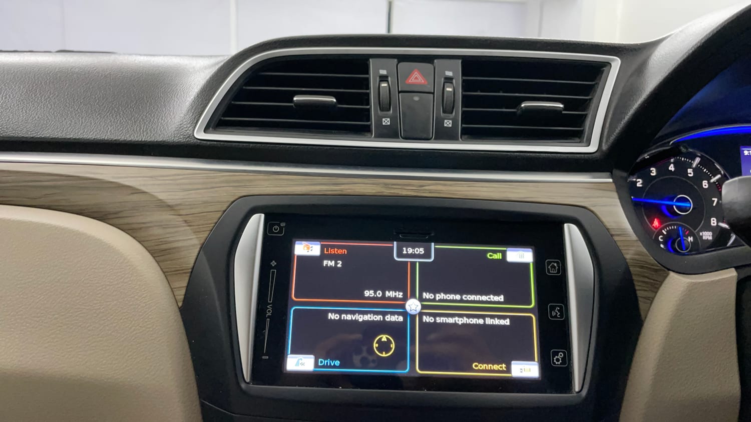 Used 2018 Maruti Suzuki Ciaz Alpha Hybrid 1.5 AT Petrol Automatic top_features Integrated (in-dash) music system