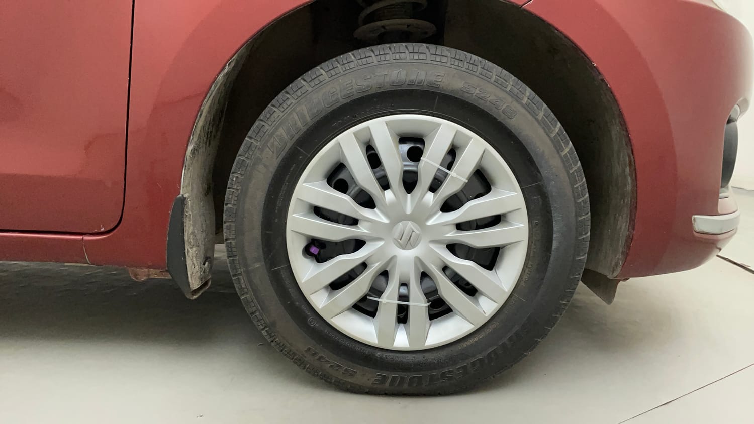 Used 2017 Maruti Suzuki Dzire VXi AMT Petrol Automatic tyres RIGHT FRONT TYRE RIM VIEW