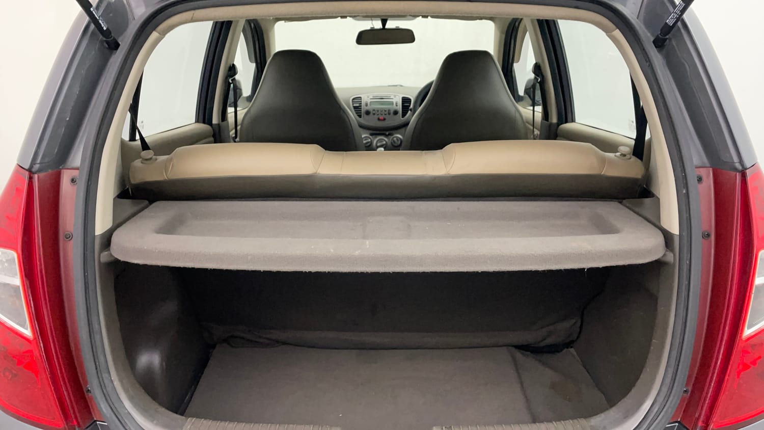 Used 2016 Hyundai i10 Sportz 1.1 iRDE2 Petrol Manual interior DICKY INSIDE VIEW