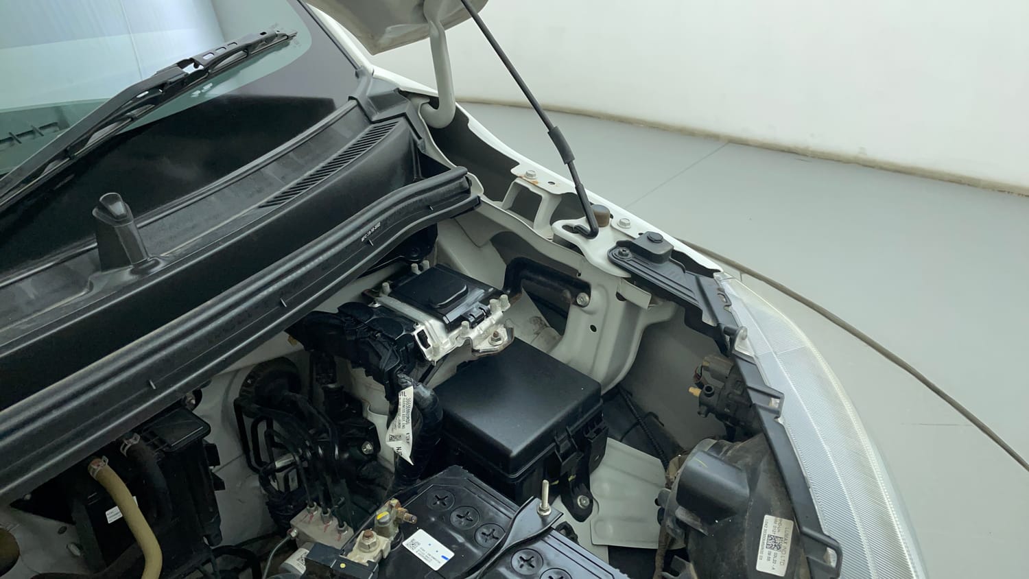 Used 2022 Maruti Suzuki Wagon R ZXI 1.2 Petrol Manual engine ENGINE LEFT SIDE HINGE & APRON VIEW