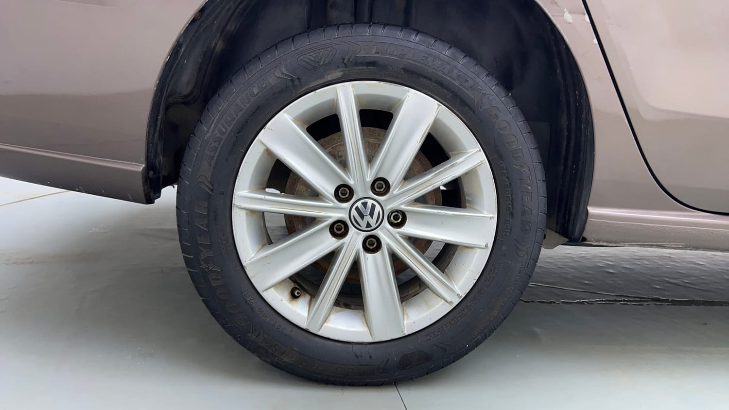 Used 2016 Volkswagen Vento Highline Petrol AT Petrol Automatic tyres RIGHT REAR TYRE RIM VIEW