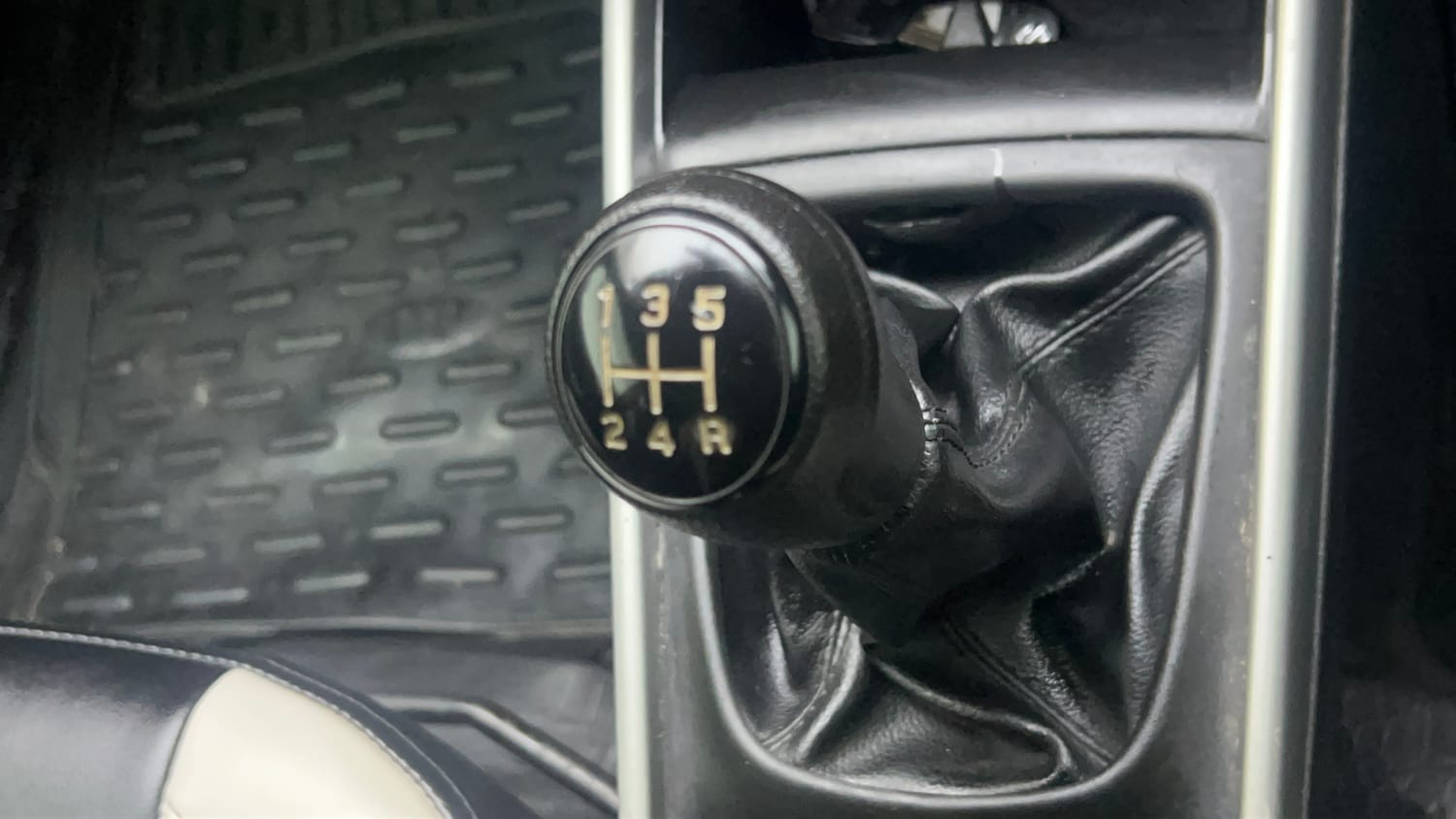 Used 2018 Maruti Suzuki Baleno Zeta 1.2 Petrol Manual interior GEAR  KNOB VIEW