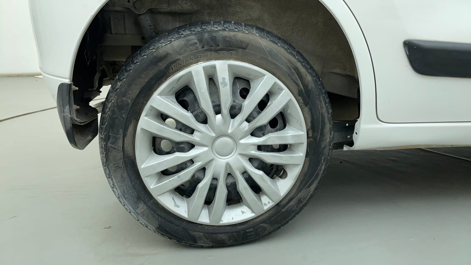 Used 2016 Maruti Suzuki Wagon R 1.0 VXI AMT Petrol Automatic tyres RIGHT REAR TYRE RIM VIEW