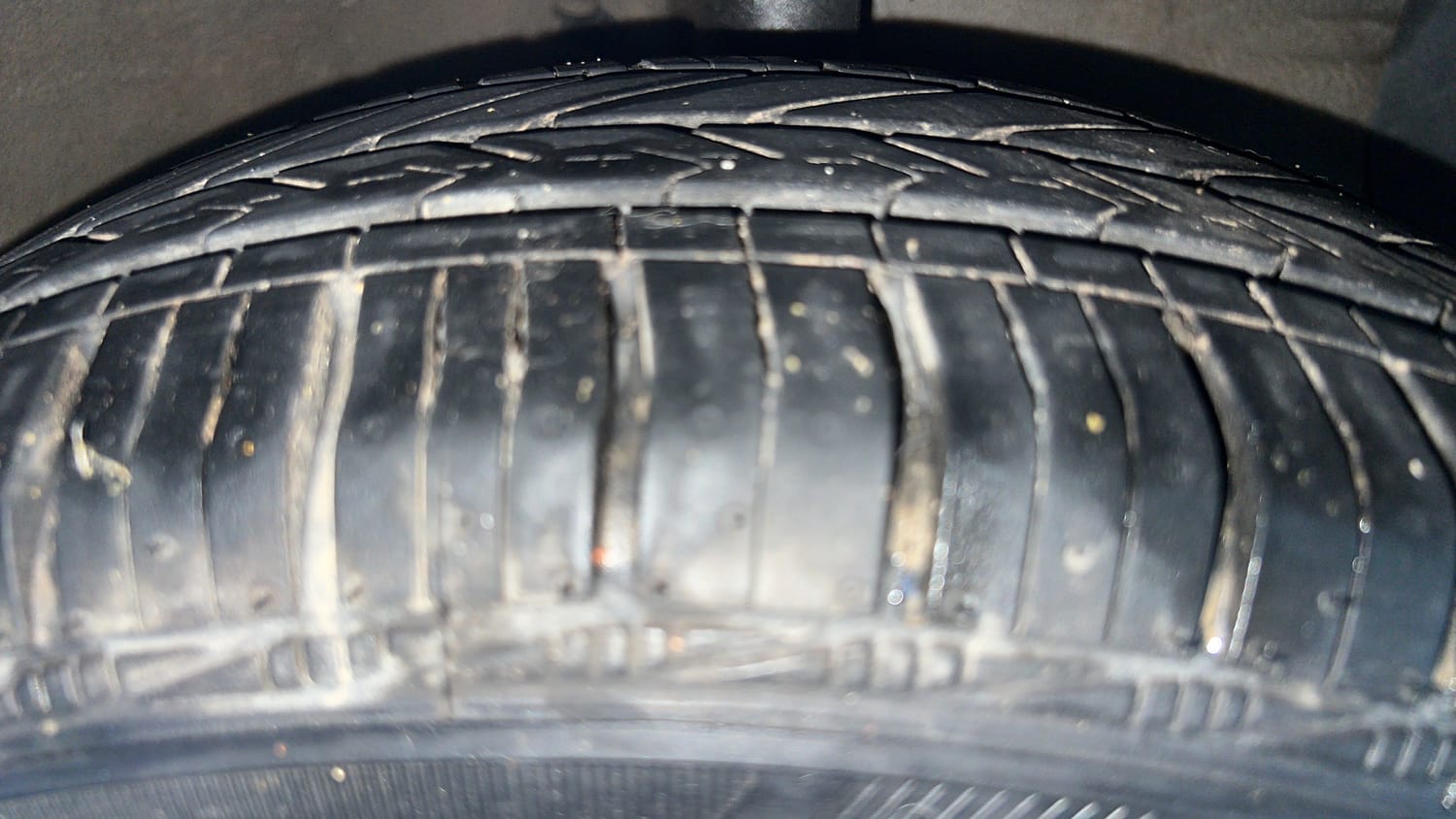 Used 2017 Hyundai Grand i10 Magna AT 1.2 Kappa VTVT Petrol Automatic tyres RIGHT FRONT TYRE TREAD VIEW